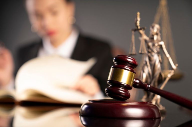 موافقت وکیل محکوم به جعل، با استعفاء از انجمن حقوقی بریتیش کلمبیا | سوگیموتو ویزا